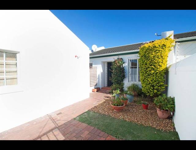 2 BEDROOM HOUSE FOR SALE IN FISH HOEK